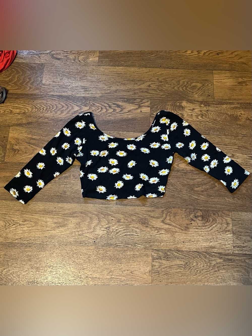 Cropped Daisy Print on Black 3/4 Sleeve